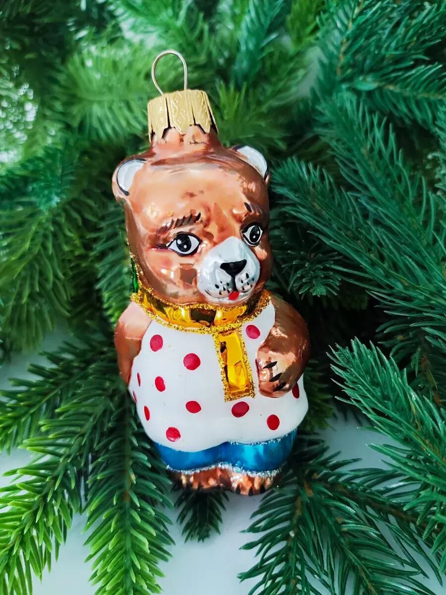 Елочная игрушка "Медведь с девочкой в кузове" белый костюм в горох, ручная роспись, стекло, высота 10 см