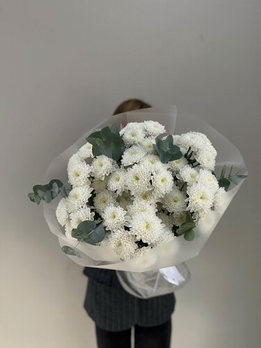 Изображение товара Букет хризантемы Алтай с эвкалиптом, живые цветы, пышный, 7 веток