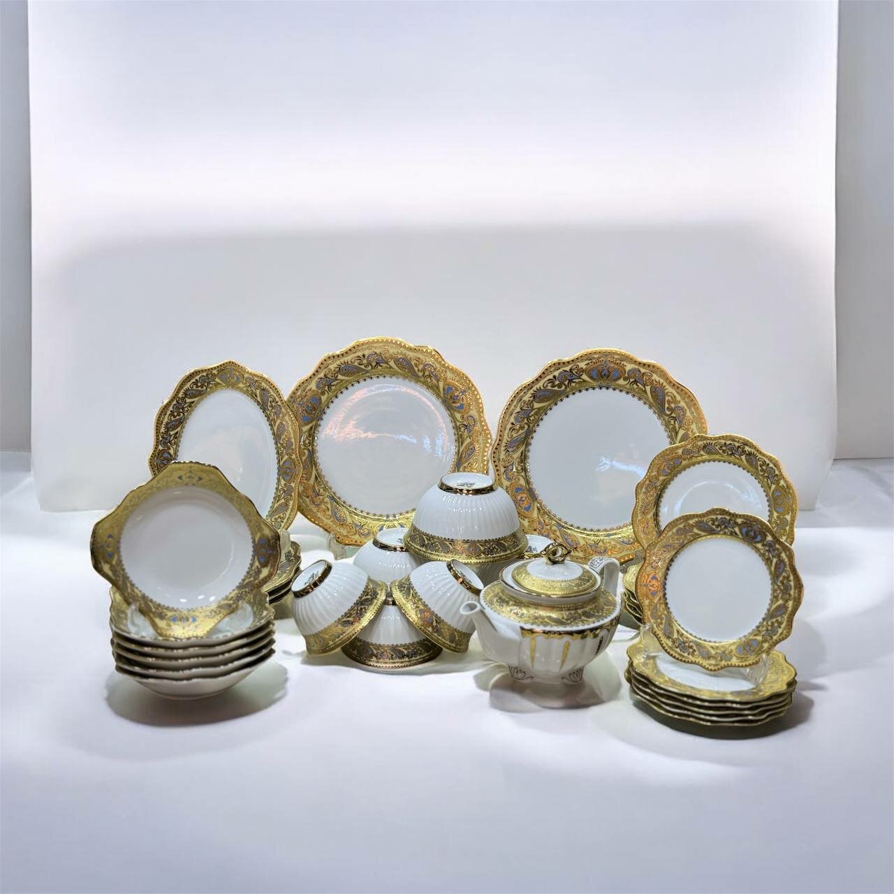Фарфоровый набор столовой посуды, 62 предметов, на 12 персон