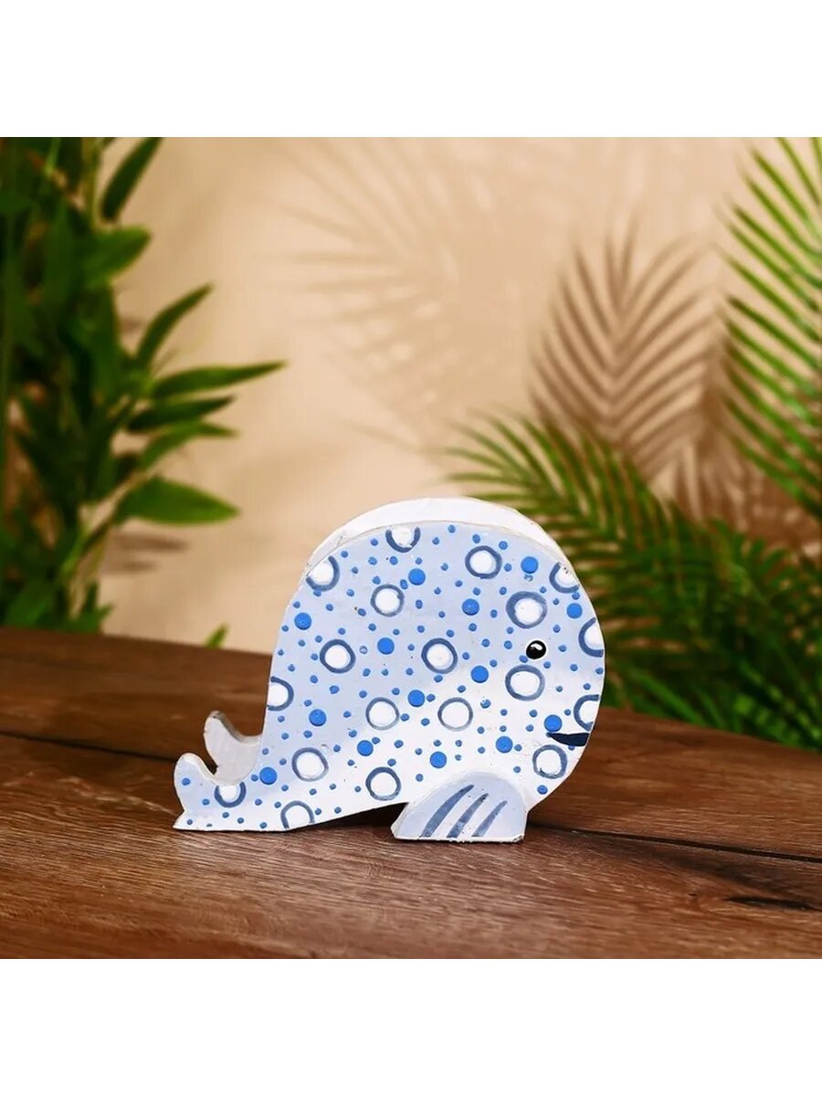 Яркая деревянная подставка для письменных принадлежностей