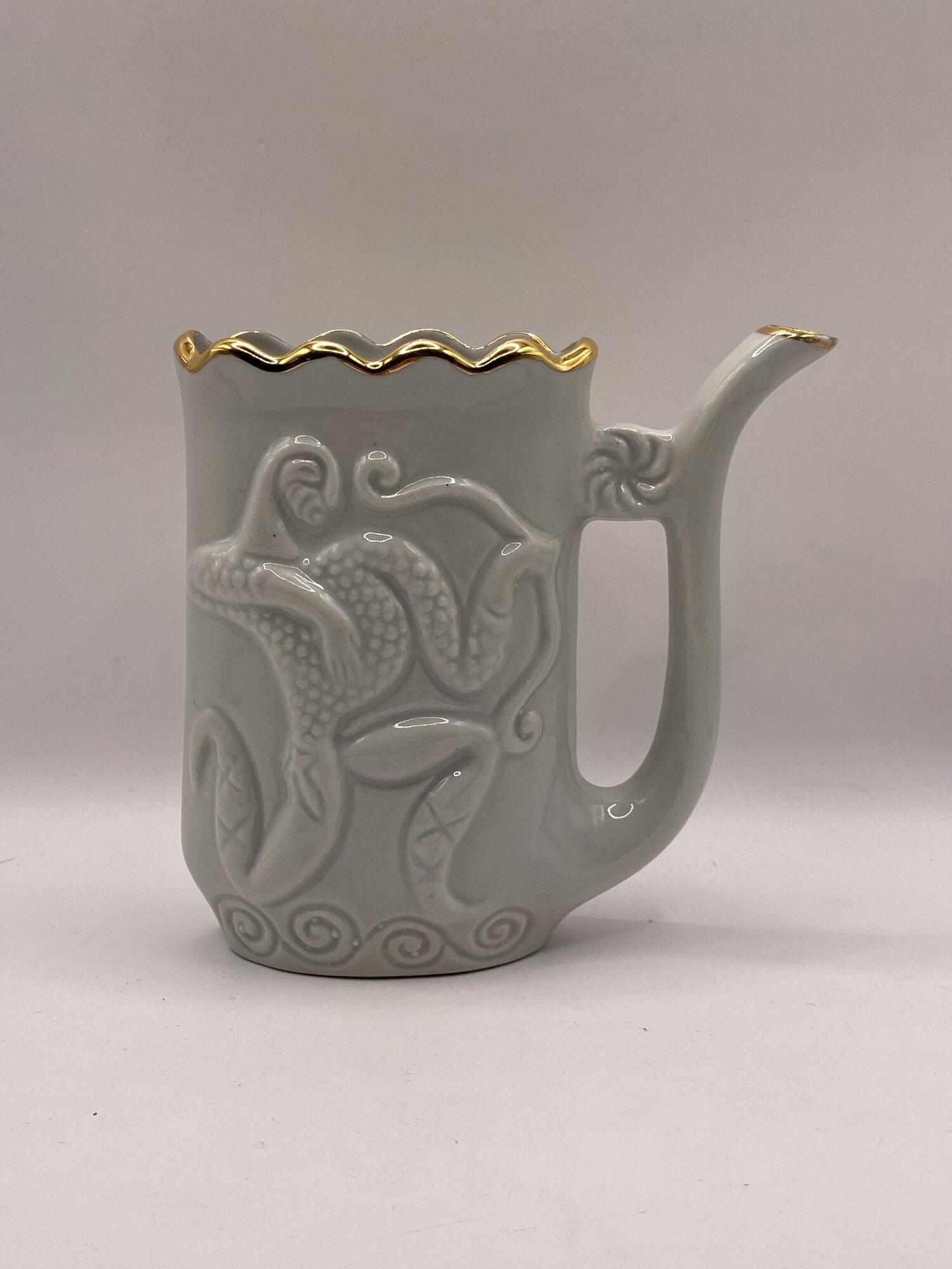 Кружка для минеральной воды "Лучник" Поильник. СССР. Фарфор. Позолота. Высота: 12 см.