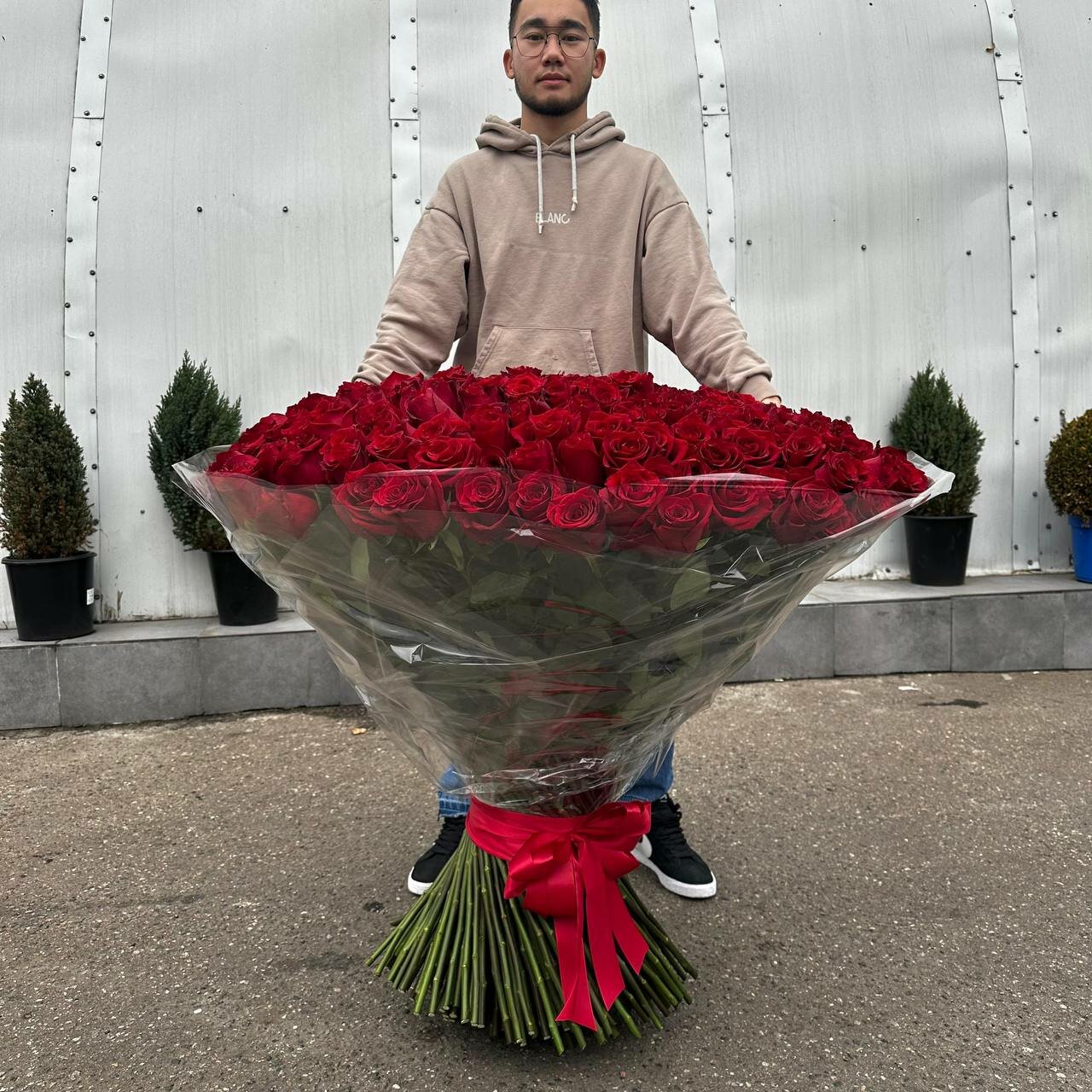 Букет "Огромный букет из гигантских роз" высотою метр красный