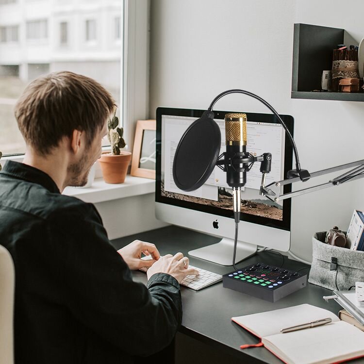 микрофон и наушники на столе в студии