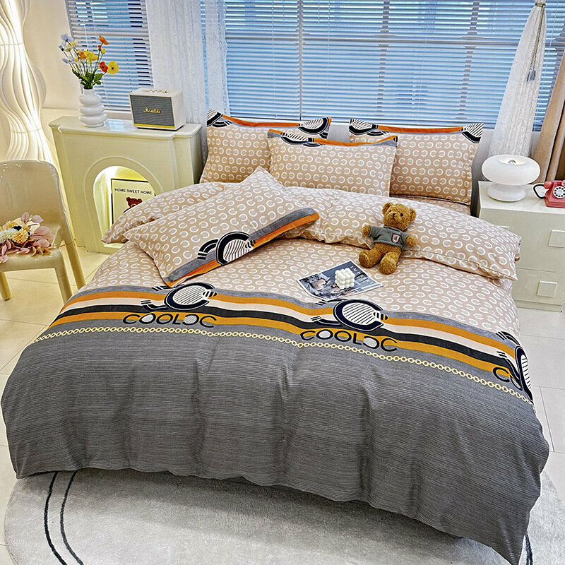 Этот комплект постельного белья из кашемира из четырёх предметов подойдёт для студенческих общежитий и домов. Он подходит для кровати шириной 1,5 метра, а размер пододеяльника составляет 150*200 см.