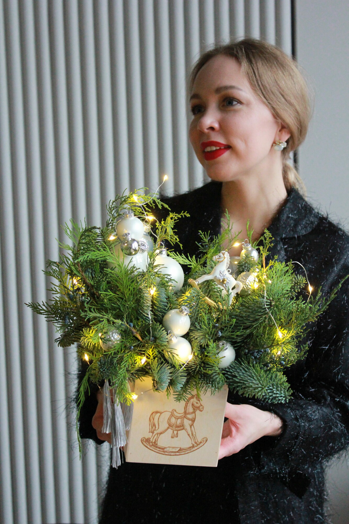 Композиция KLUMBA "Символ 2026", из живой хвои, с гирляндой, белая, 27 см