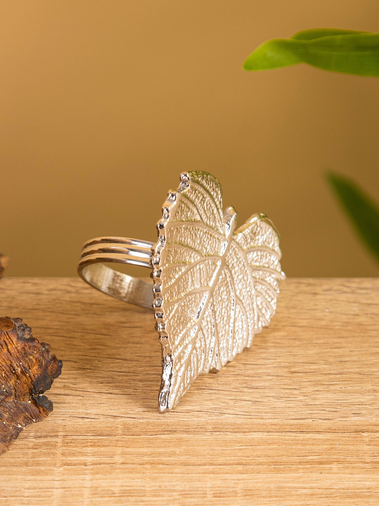 Кольцо для салфеток «Кленовый лист», 6×7×5 см, алюминий, цвет золотистый — фото 1