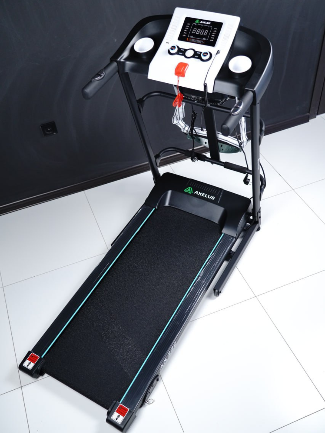 Беговая дорожка Axelus 222 -Двигатель мощностью 1.5 л. с. обеспечит скорость от 1 до 14 км/ч