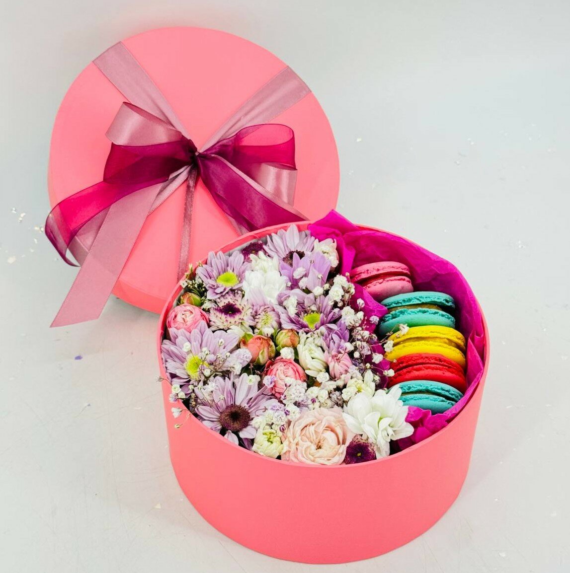 Нежная композиция цветов в коробке с пирожными макарони. Хризантема роза кустовая гипсофила