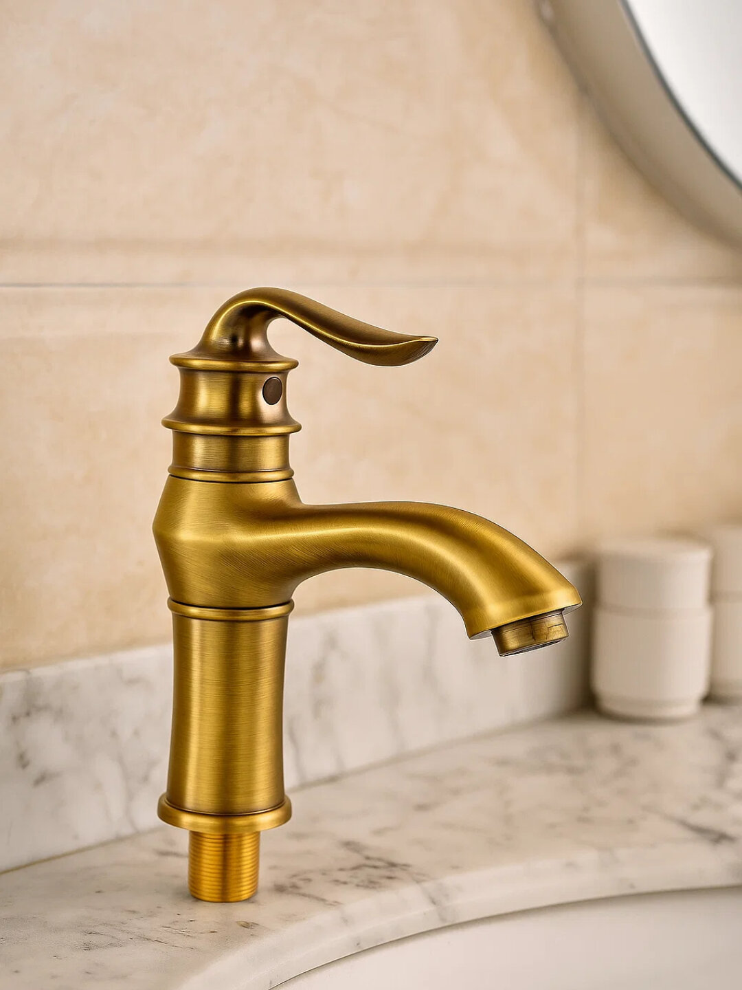 Смеситель с изливом классического дизайна для умывальника