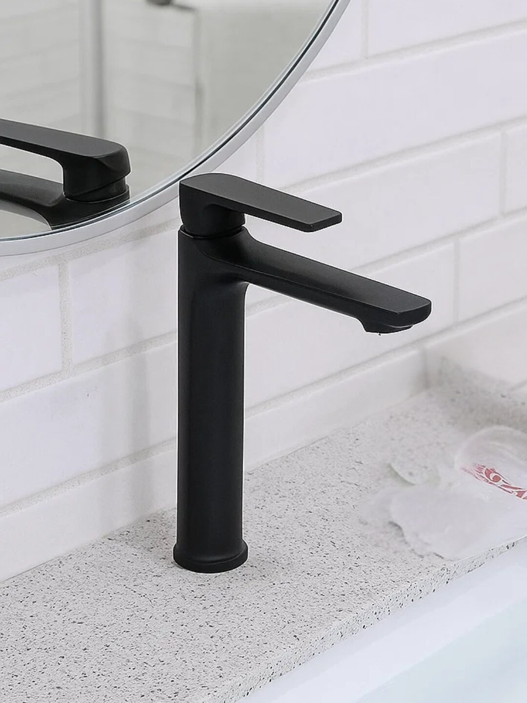 Современный смеситель для умывальника с высоким изливом и эргономичным рычагом