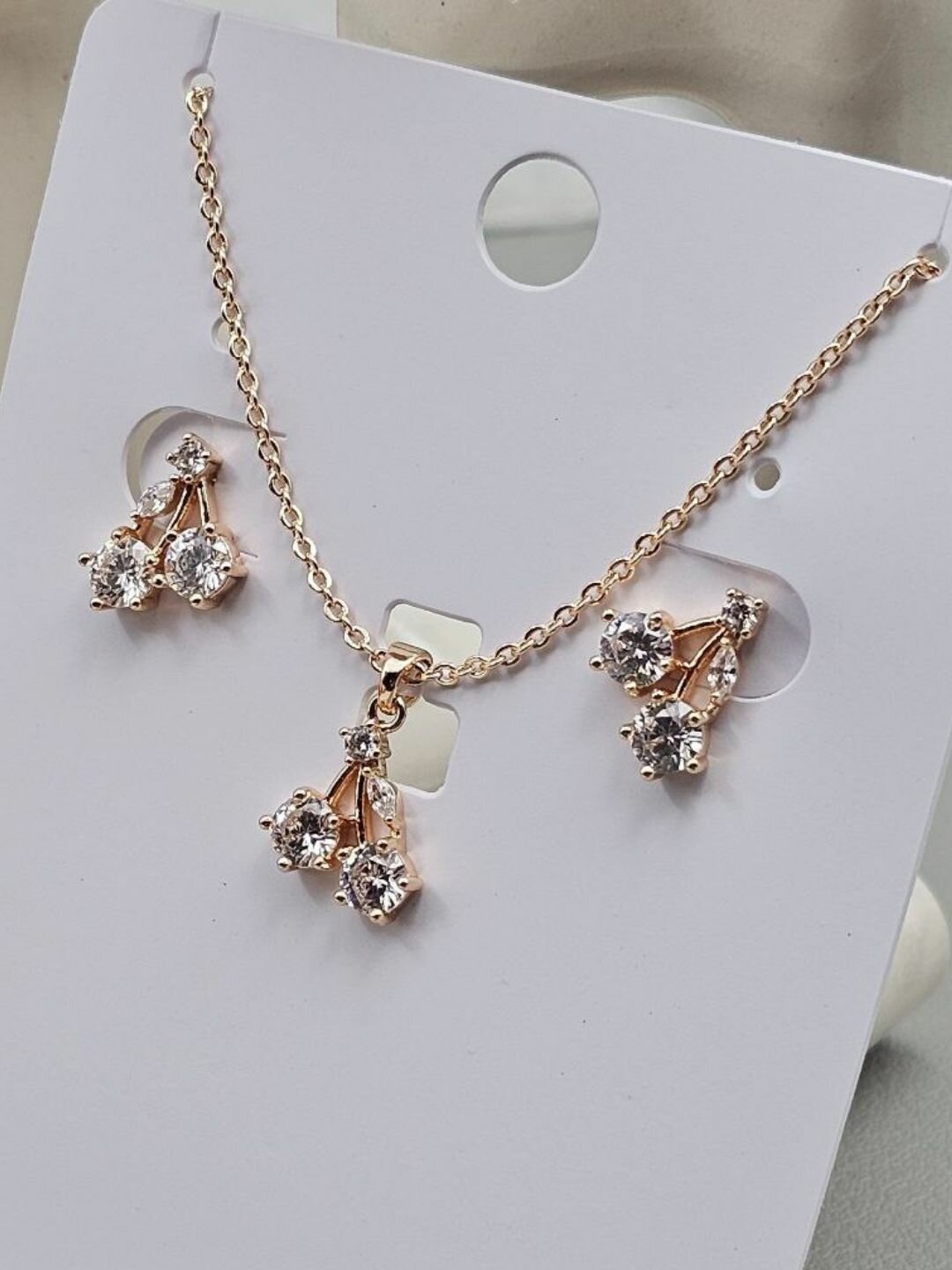 Комплект бижутерии: подвеска, серьги, искусственный камень, фианит