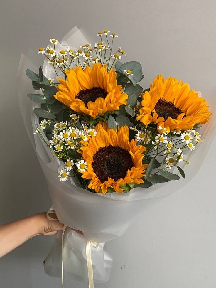 Авторский букет из ярких подсолнухов и ромашек сантини «Природа»