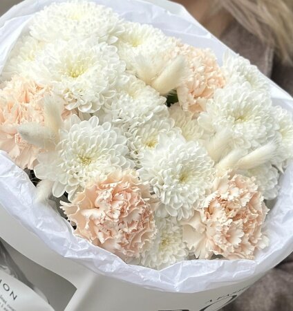 008 Букет Flomix Хризантемы "Алтай", кремовые диантусы, белый, светло-розовый букет — фото 1