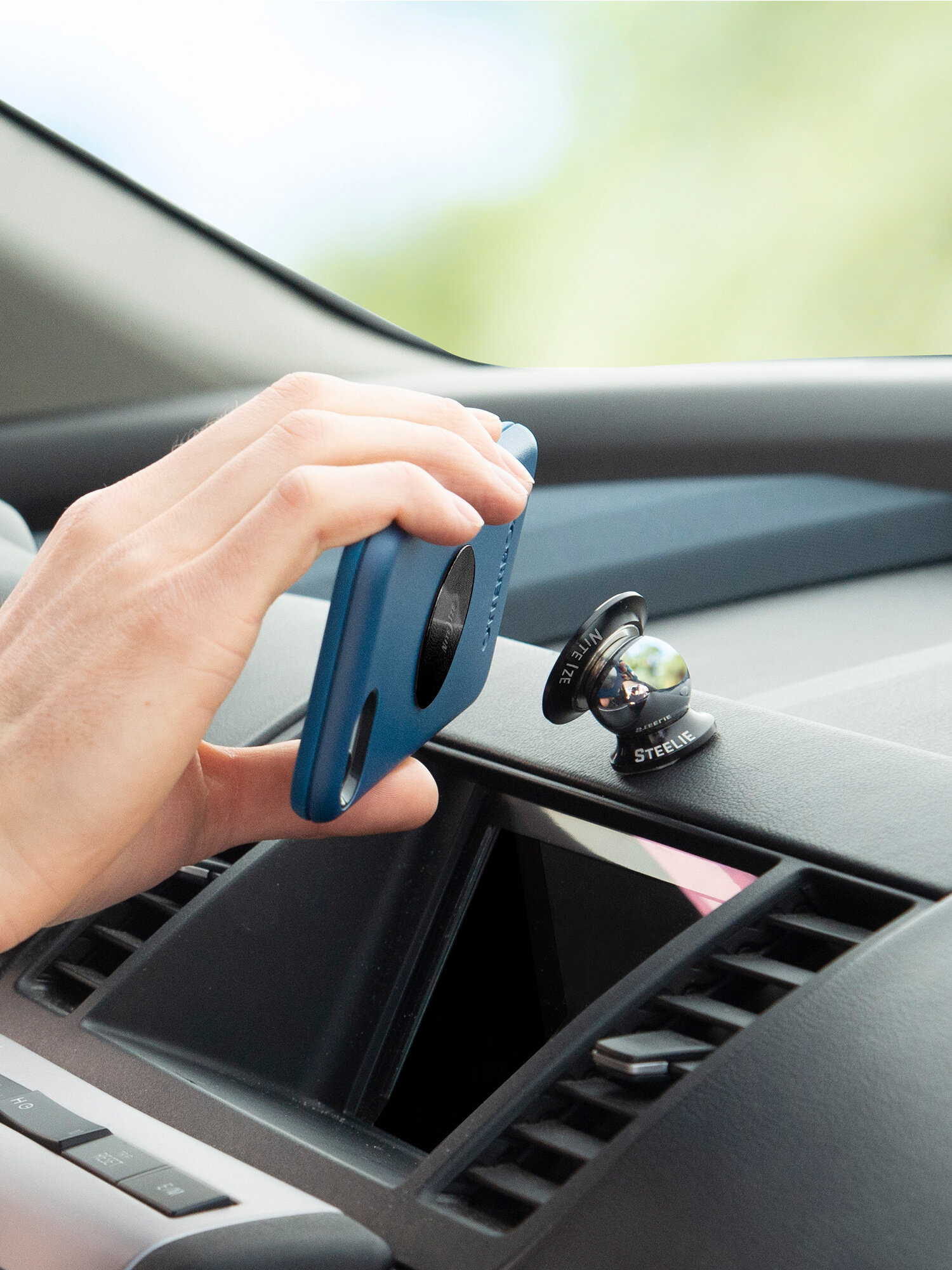 Магнитный держатель для смартфона Nite Ize Steelie Orbiter Dash Kit — фото 1