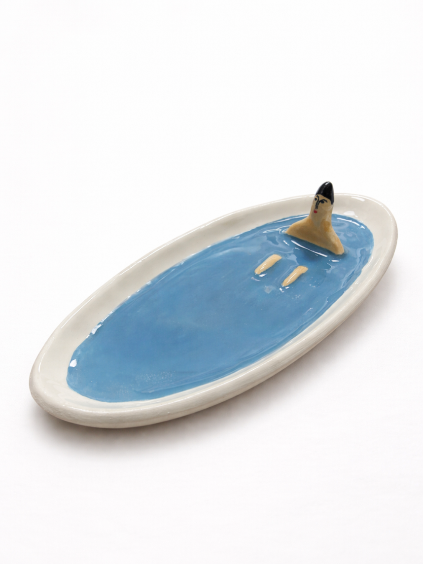 Тарелка с фигуркой купальщицы, 20 см