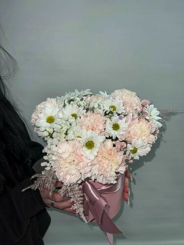 Изображение товара Букет цветов / Гвоздика, Кустовая хризантема, Гипсофила / Микс из 13 шт