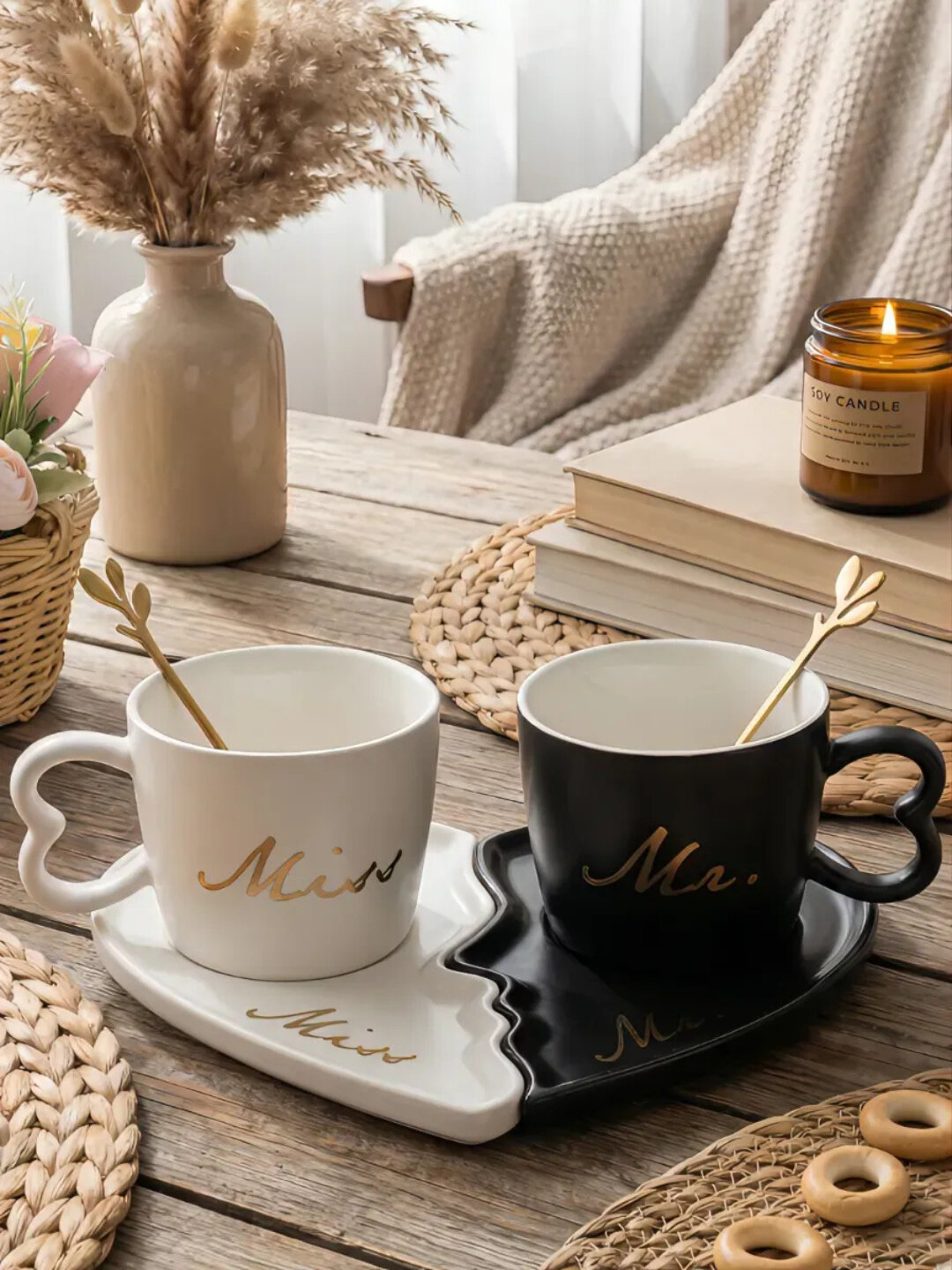 Фарфоровый чайный набор 2 чашки с блюдцами и ложками, форма сердце, с золотым декором, подарочный