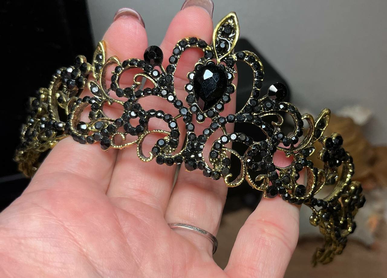 Диадема с черными камнями