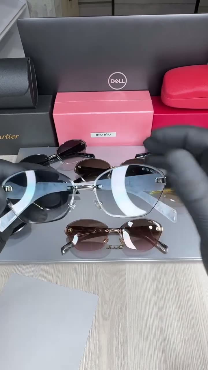 Солнцезащитные очки Miu Miu, черный — фото 1