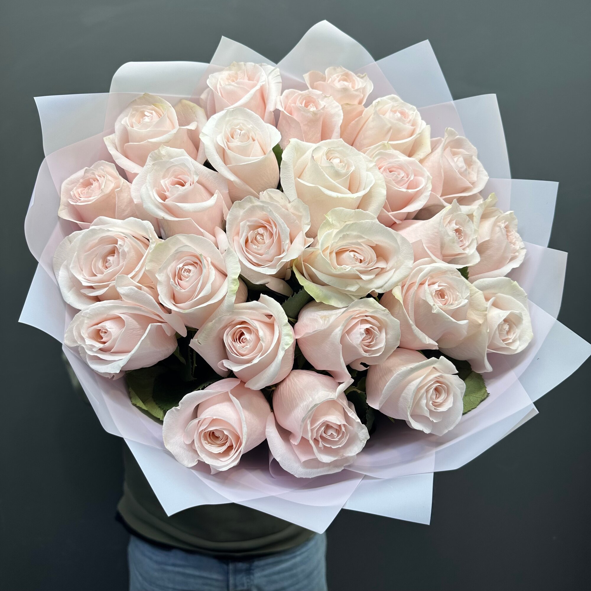 Букет эквадорских роз 23 шт. Нежно розовые розы подарок для близких.