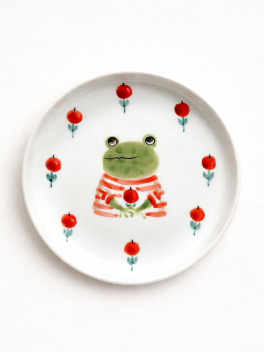 Тарелка ручной работы с бортиком Лягушка с красными ягодками, белая, фарфор, 13 см