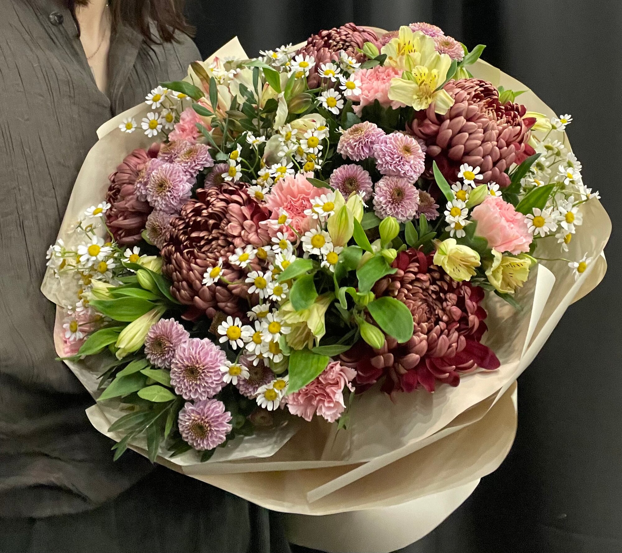 Букет "Любимой маме" с хризантемами матрикарией гвоздиками и альстромерией в подарочном оформлении