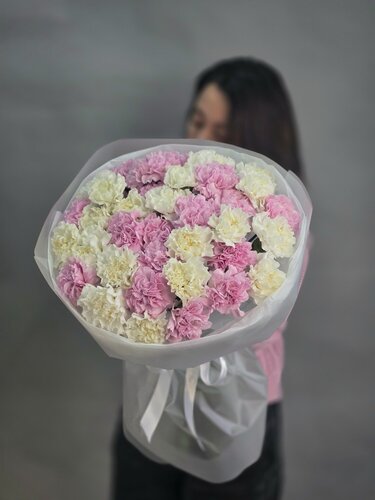 Изображение товара Букет из 35 гвоздик розового и белого цвета, размер M, от "Di_Flowerslab"