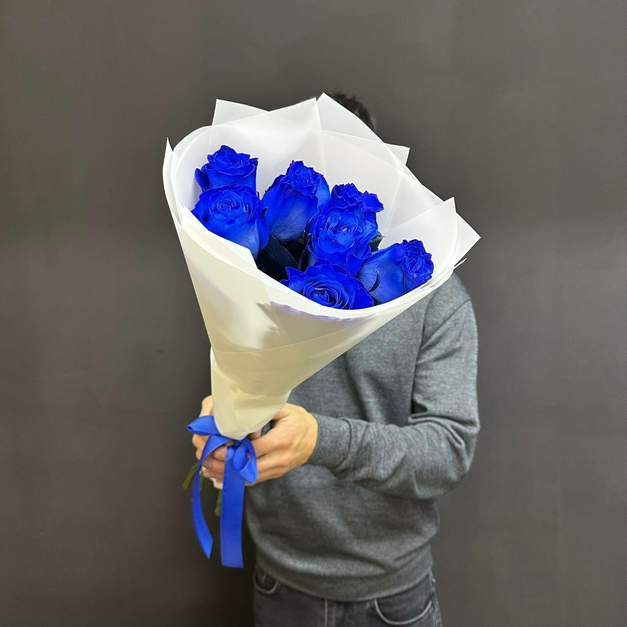 Букет из 7 свежих синих роз высотой 60 см WOW-Flowers с доставкой