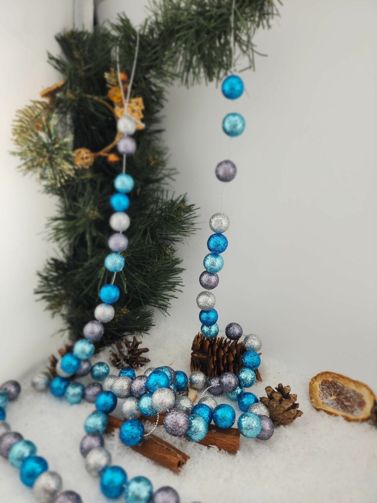 Бусы Феникс-презент Маленькие шарики с глиттером из пенополистирола / 170x15см голубой серебристый