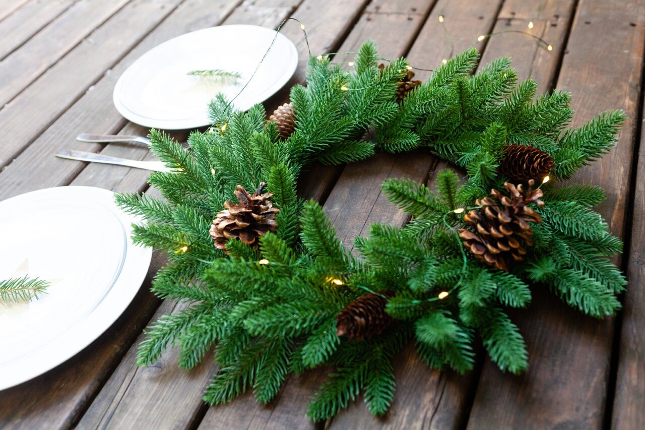 Венок рождественский 50см, декор на дверь новогодний венок с шишками моника литые ветки Crystal Trees — фото 1