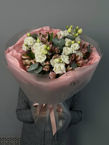 Изображение товара WEST FLORA Невесомая грация: букет из эустомы, альстромерии и эвкалипта – купить с доставкой