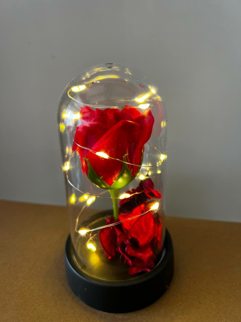 Искусственная роза в куполе — фото 1