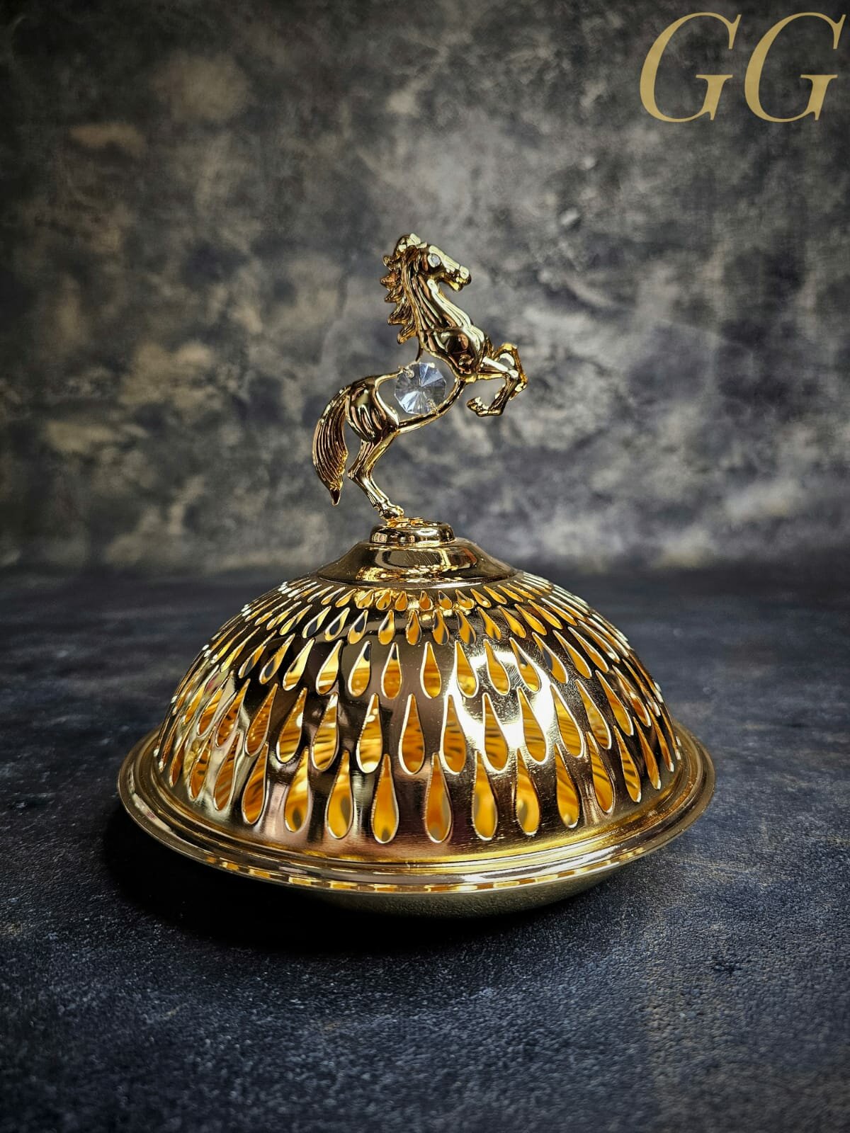 Фруктовница "Лошадь- символ 2026года", 17,5х17,5х18 см. цвет-золото