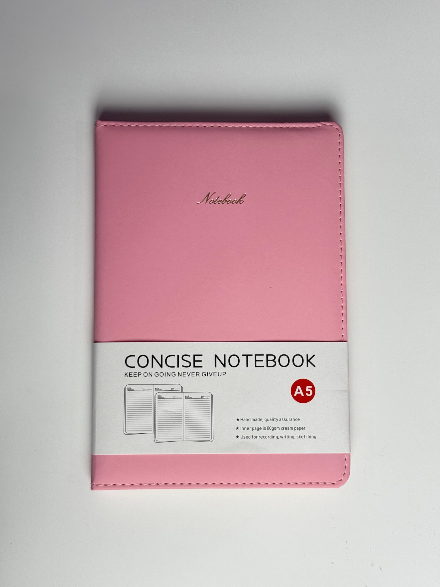 A5 форматдаги “Concise Notebook” улай ва чиройли дафтар. Юмшо пушти рангли муоваси нафис кринишга эга. Ички саҳифалари 80 gsm крем ооздан блиб, ёзишда кзни чарчатмайди. Кундалик, режа ва айдлар учун жуда мос, олиб юришга улай.