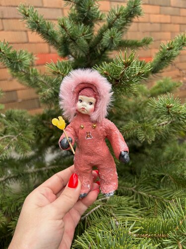 Изображение товара Ватная елочная игрушка - малышка в комбинезоне