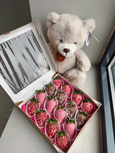 Изображение товара Комбо набор "Нежное наслаждение" клубника в шоколаде и плюшевый мишка