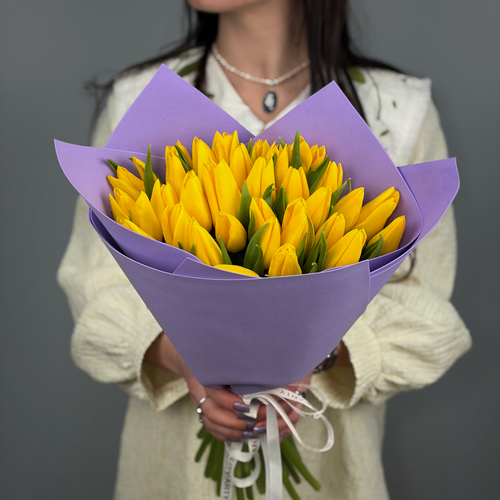 Изображение товара Букет из 31 желтых тюльпанов в стильной упаковке. «365 Поводов» - живые цветы с доставкой