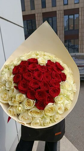 Изображение товара Букет из белых и красных роз "Сердце и любовь" розы 71 шт, красивый букет премиум букет премиум цветы