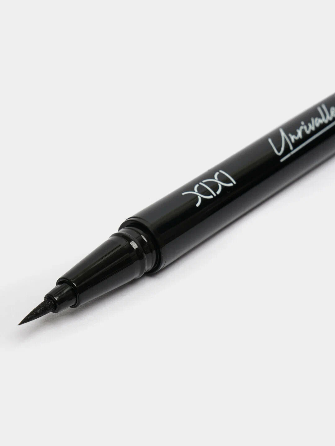 Подводка для глаз с высокой стойкостью и точным нанесением для выразительного макияжа