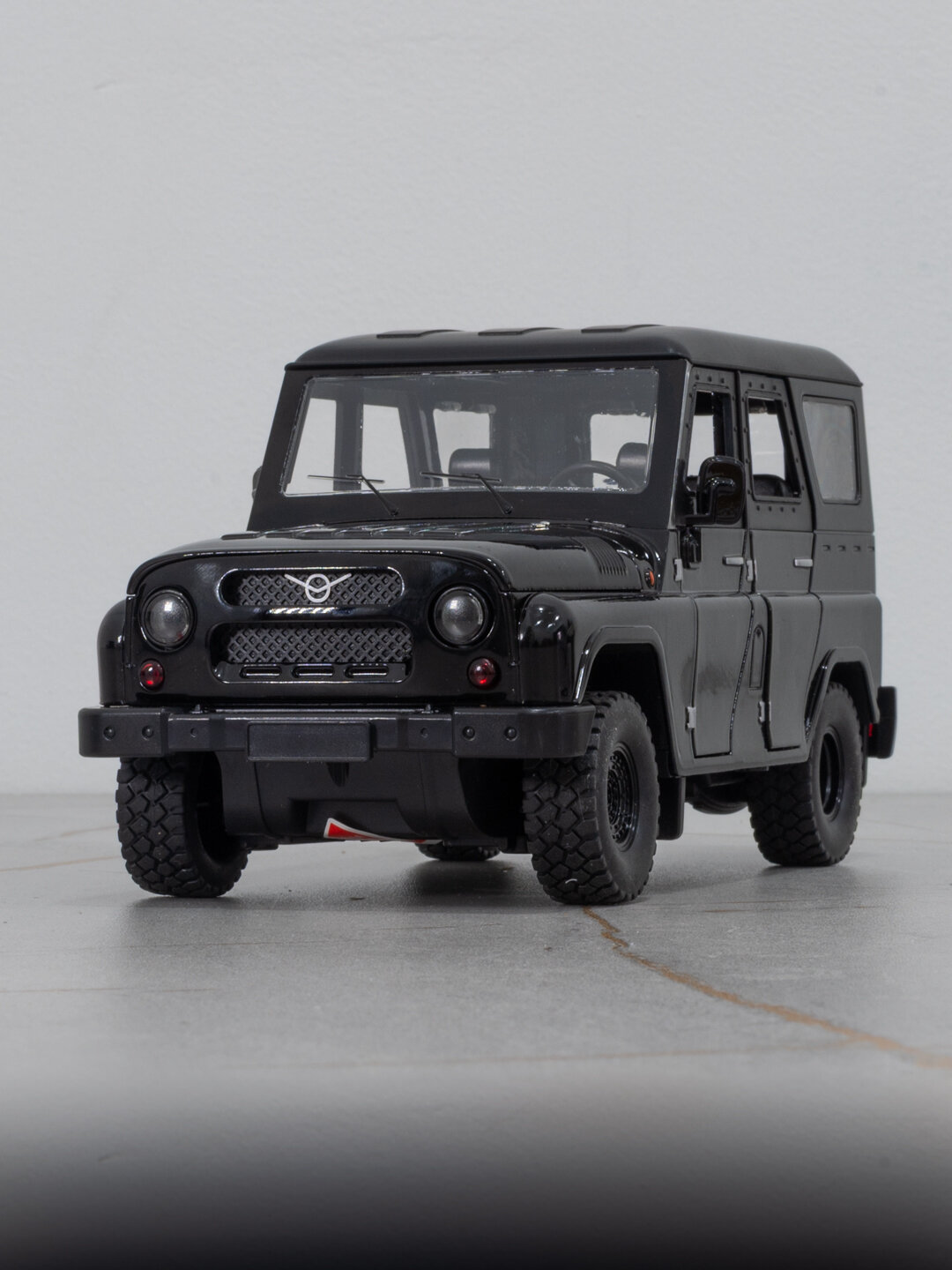 Масштабная модель внедорожника УАЗ Хантер, масштаб 1:18, металл+пластик, детализирован