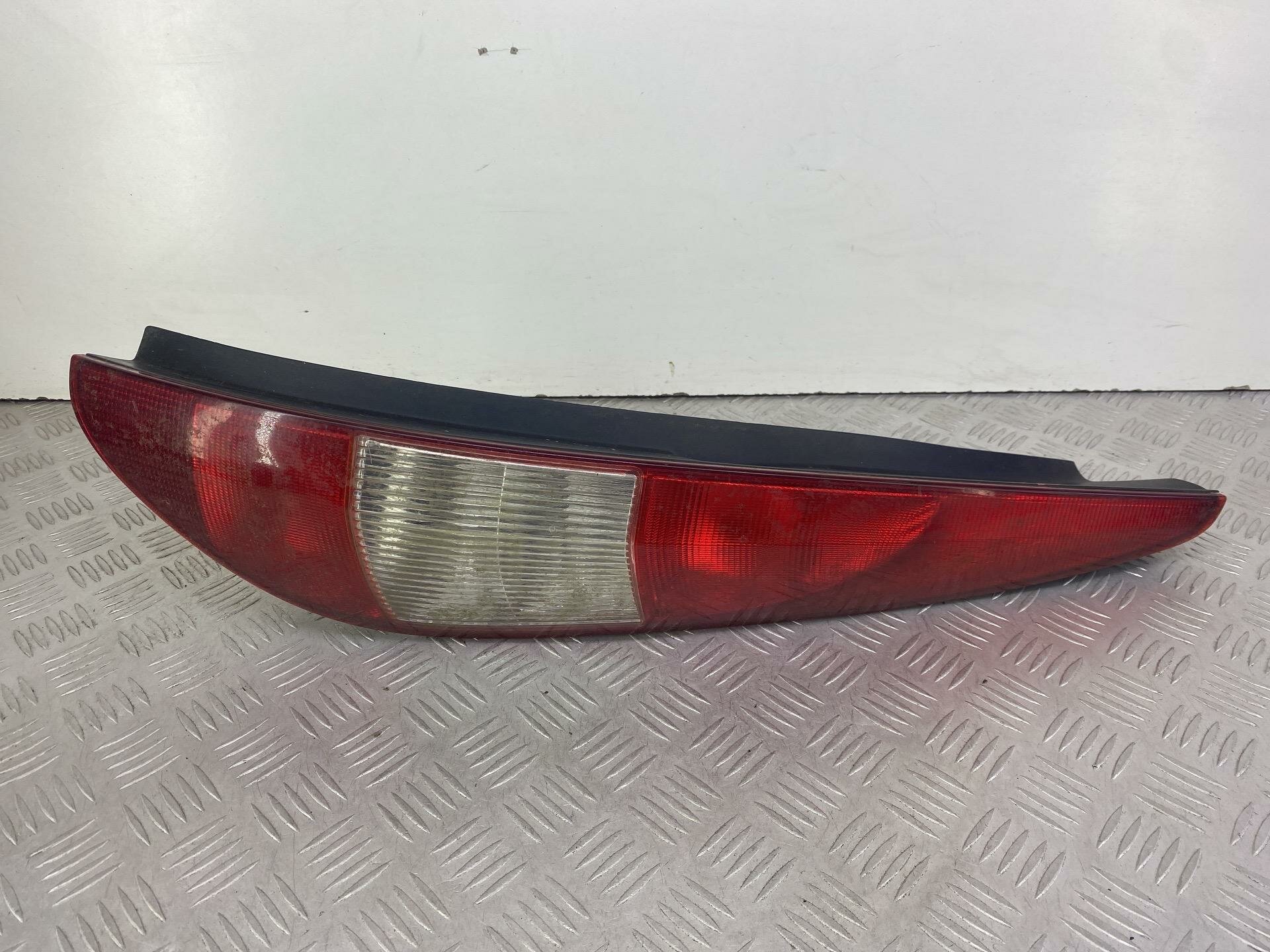 Фонарь задний правый Ford Mondeo 3 2003 1S711404C