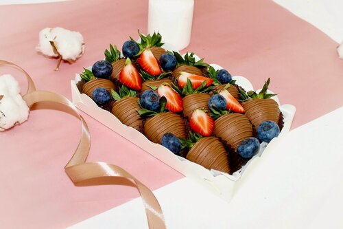 Изображение товара Набор клубника в шоколаде «Soft» (12-15 штук) в подарочной упаковке с бантиком