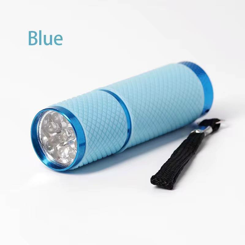 Мини фонарик — компактный и яркий источник света, который удобно носить с собой каждый день. Благодаря небольшому размеру он легко помещается в карман, сумку или на ключи, а прочный корпус обеспечивает надёжность в любых условиях.