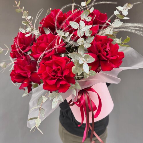 Изображение товара Огромные 7шт (на фото 8шт) Французские розы красные в коробке экс арт.00513874ст - Просто Роза ру