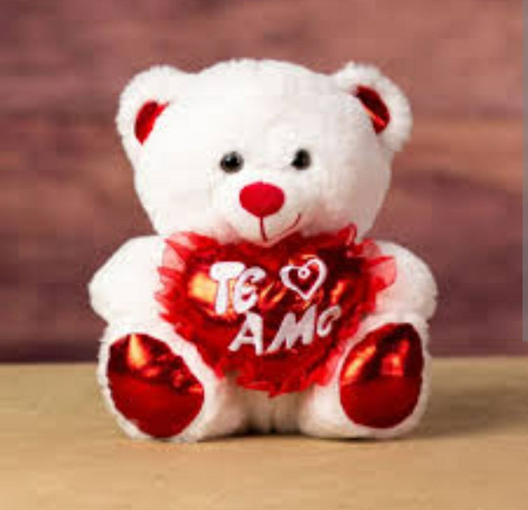 Белый плюшевый мишка с сердечком, мягкий, нежный и идеален в качестве подарка.