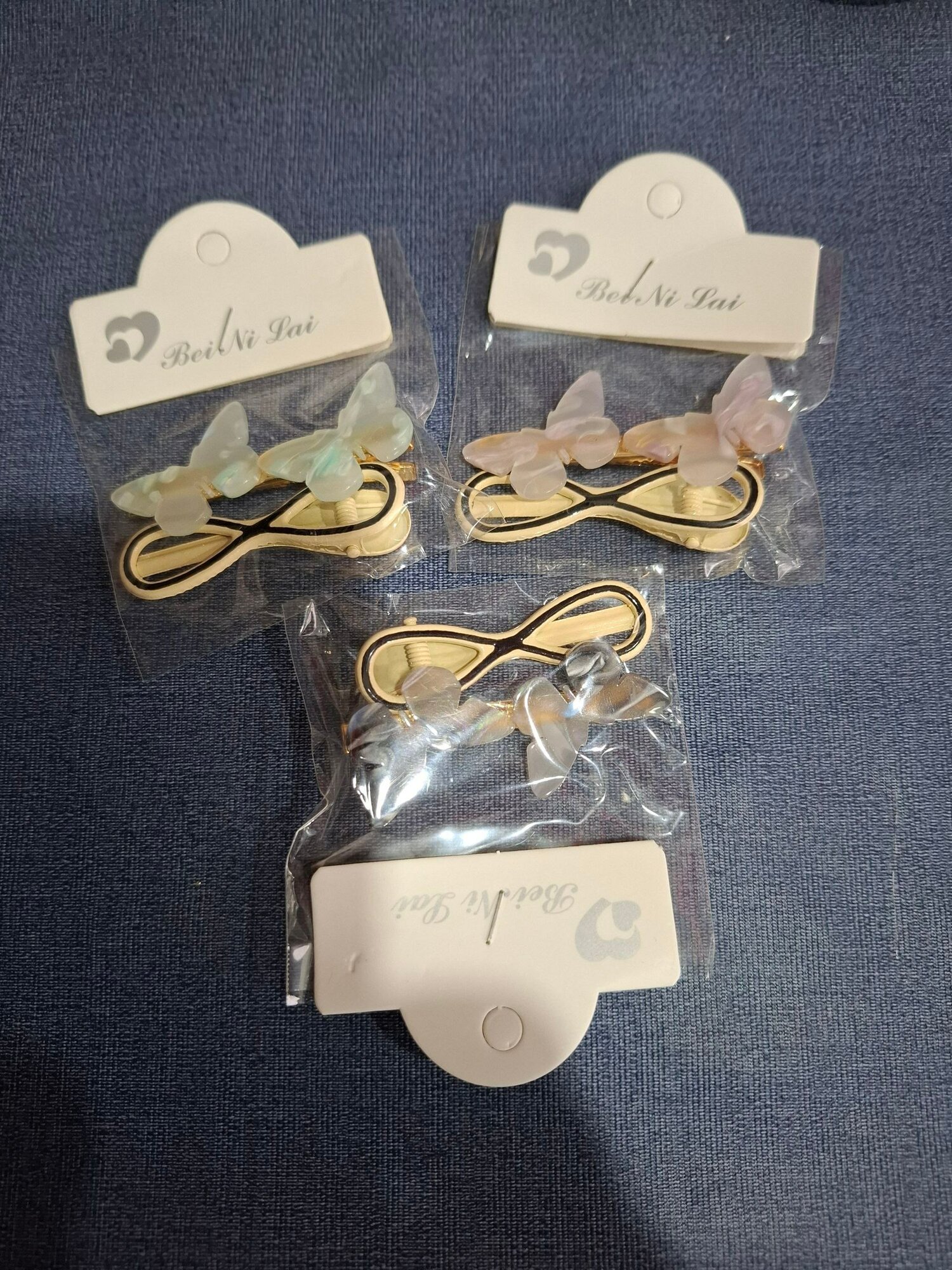 Элегантная и стильная заколка для волос с дизайном в форме бабочек станет изящным украшением любой причёски.