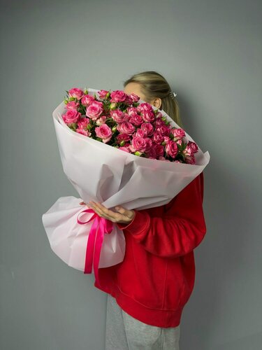 Изображение товара WEST FLORA Искренняя симфония: букет из красных и розовых кустовых роз – купить с доставкой недорого