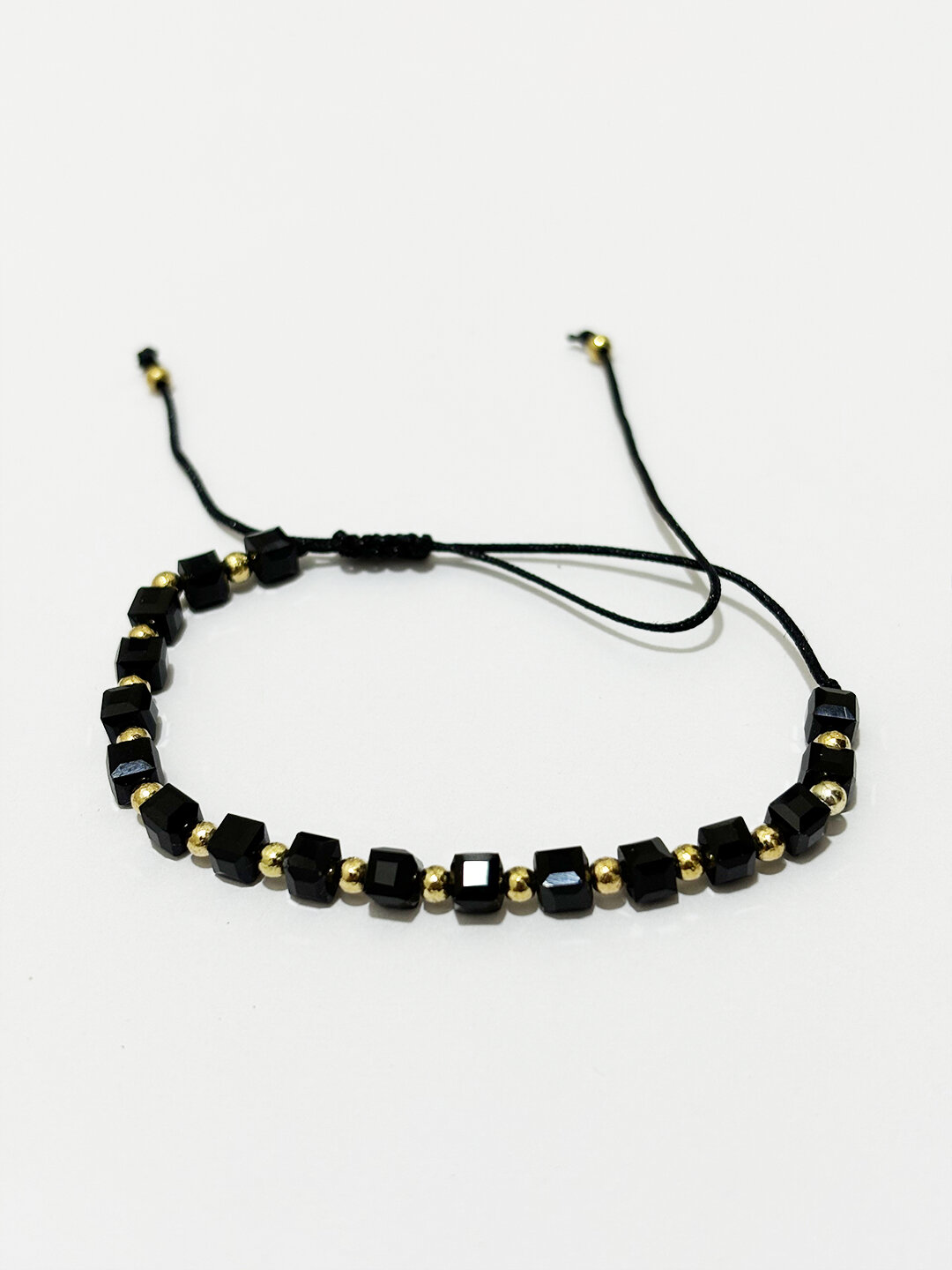 Браслет  нитка