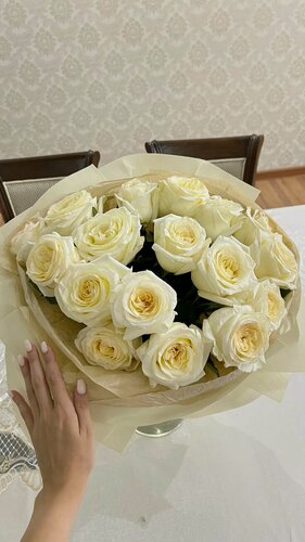 Изображение товара Букет из 15 белых роз в оформлении, идеальный подарок для любимого человека