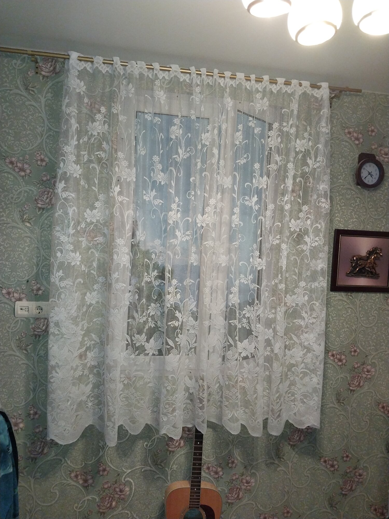 Тюль жаккардовый белый шир 150см  выс 180см низ кайма верх -отверстия для трубы вздержки ( идеально дача  лоджия балкон)